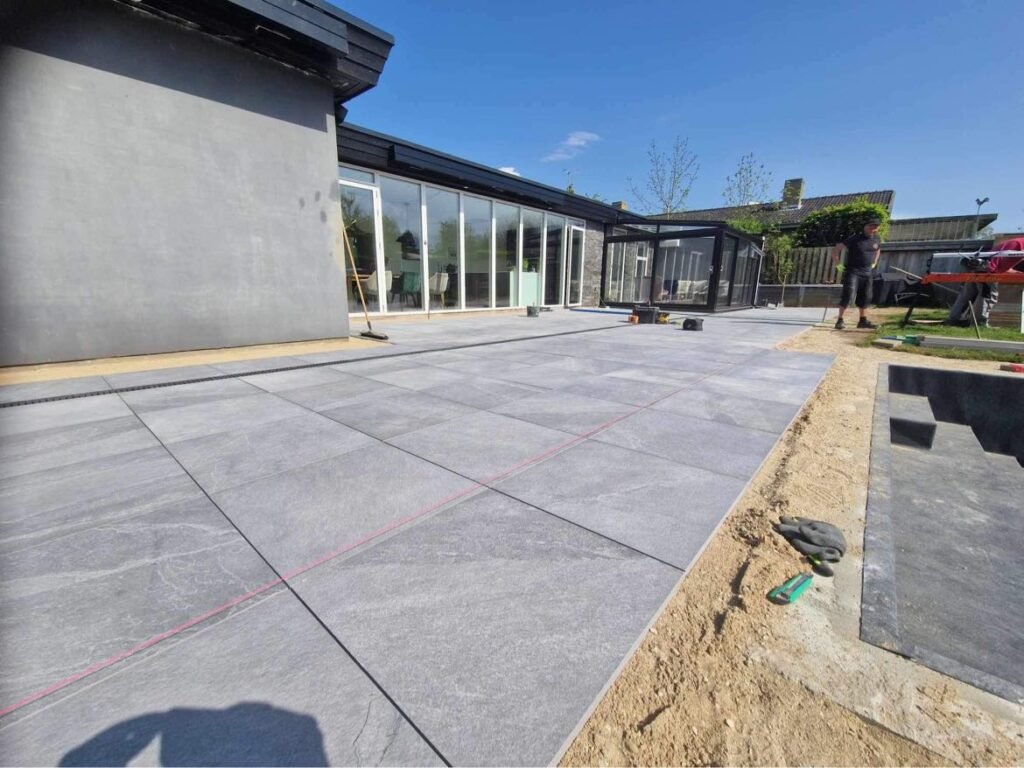 Store grå fliser som belægning