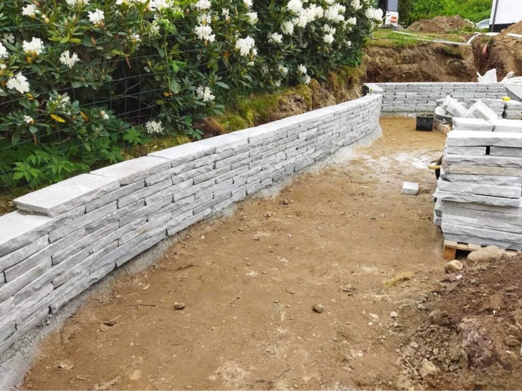 Støttemur med natursten